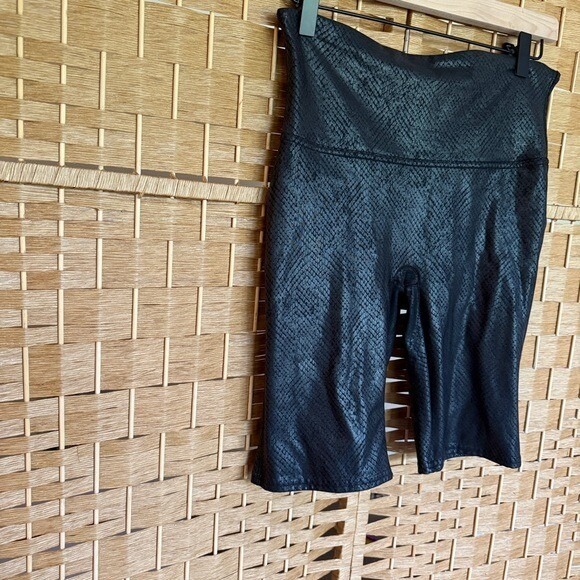 SPANX Faux Leather Black /Metallic Snakeskin Style Bike Shorts Women's Size L - Picture 3 of 7